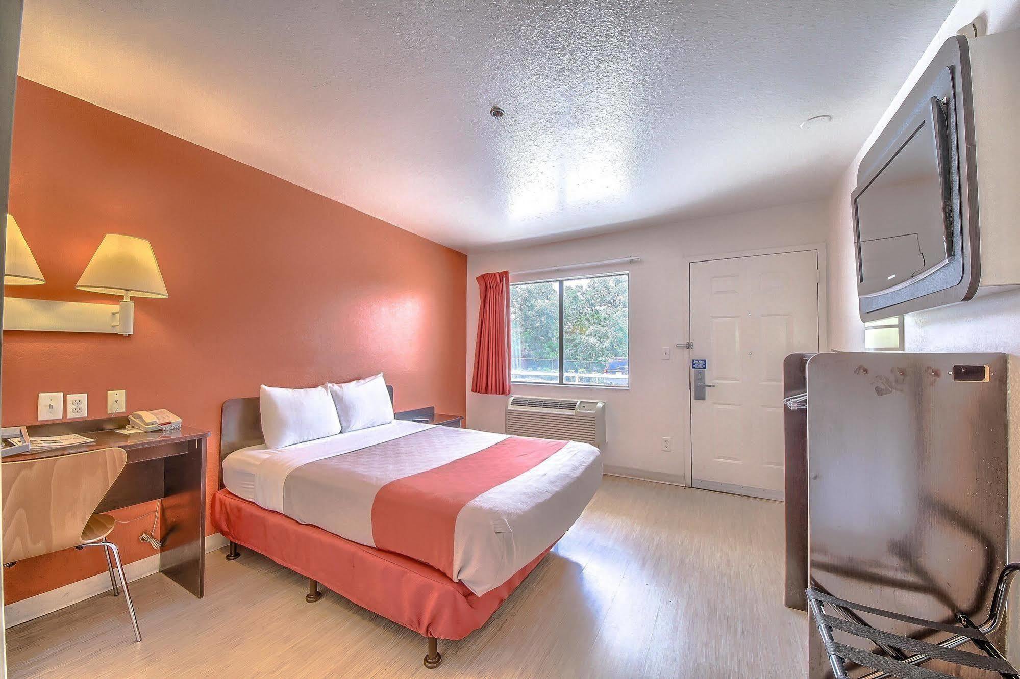 Motel 6 San Antonio, Tx Six Flags Fiesta Tx - La Cantera Area Exterior photo