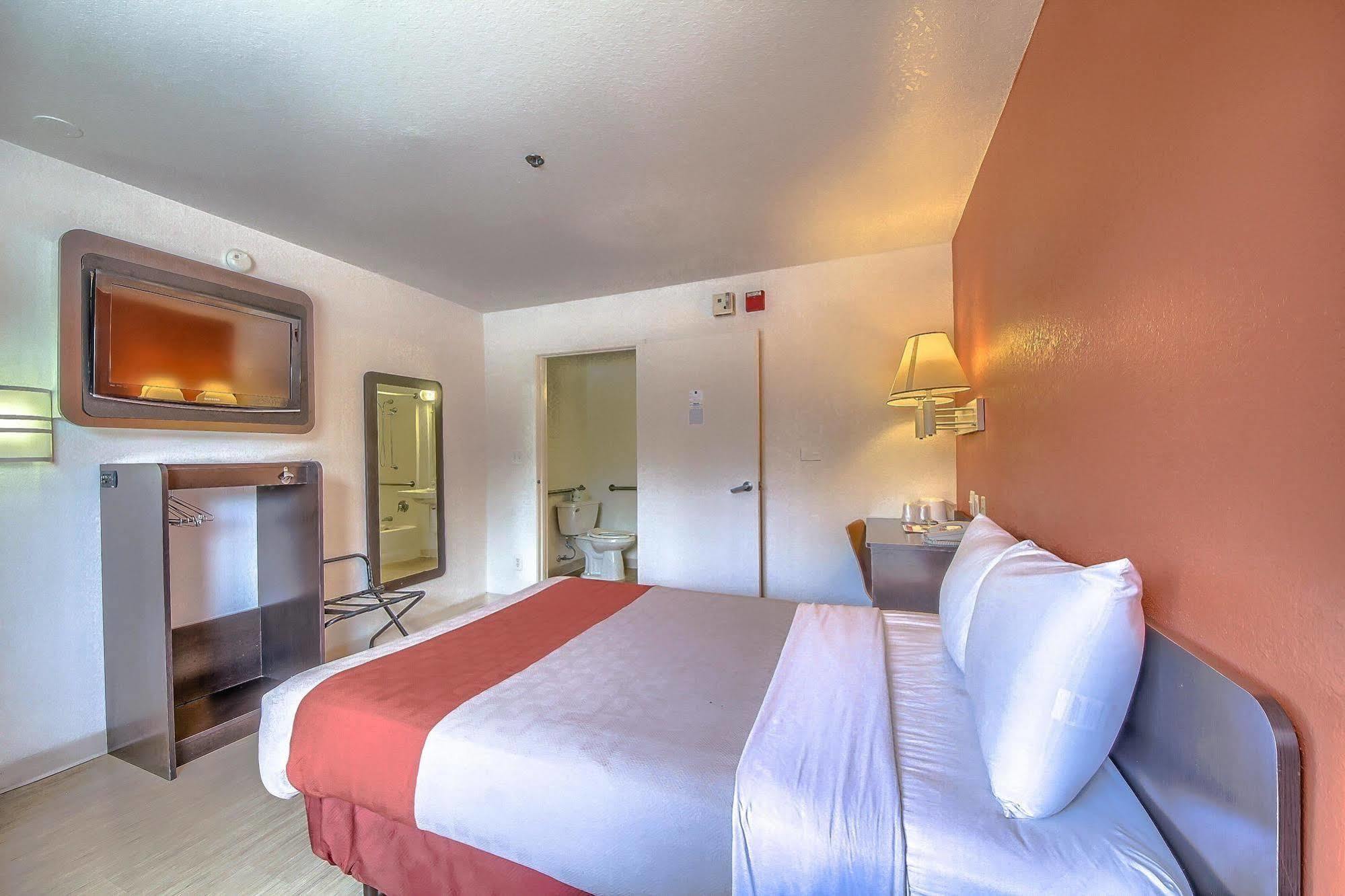 Motel 6 San Antonio, Tx Six Flags Fiesta Tx - La Cantera Area Exterior photo
