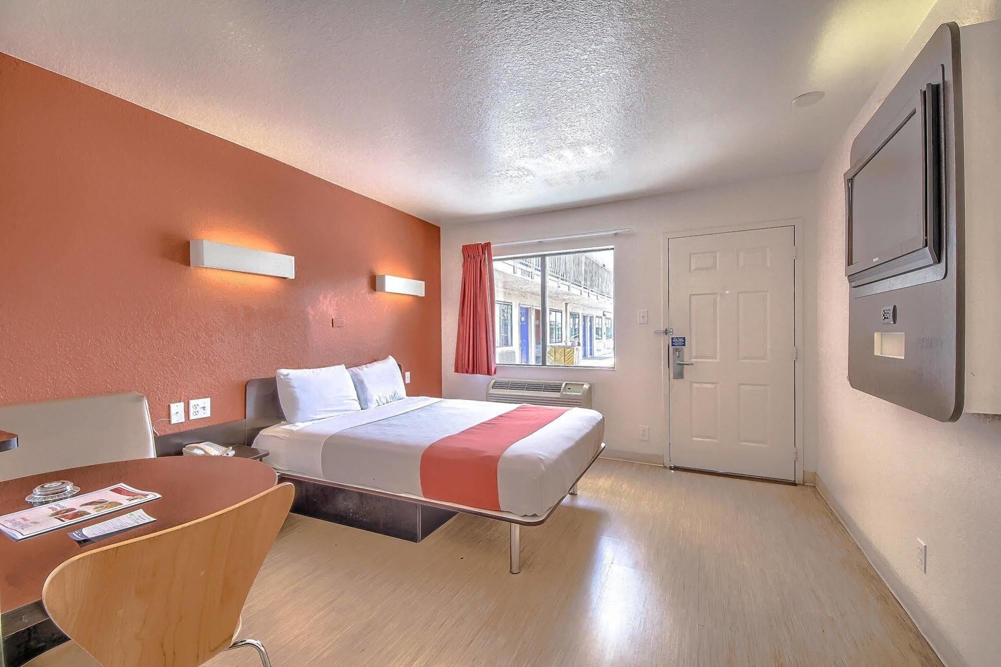 Motel 6 San Antonio, Tx Six Flags Fiesta Tx - La Cantera Area Exterior photo