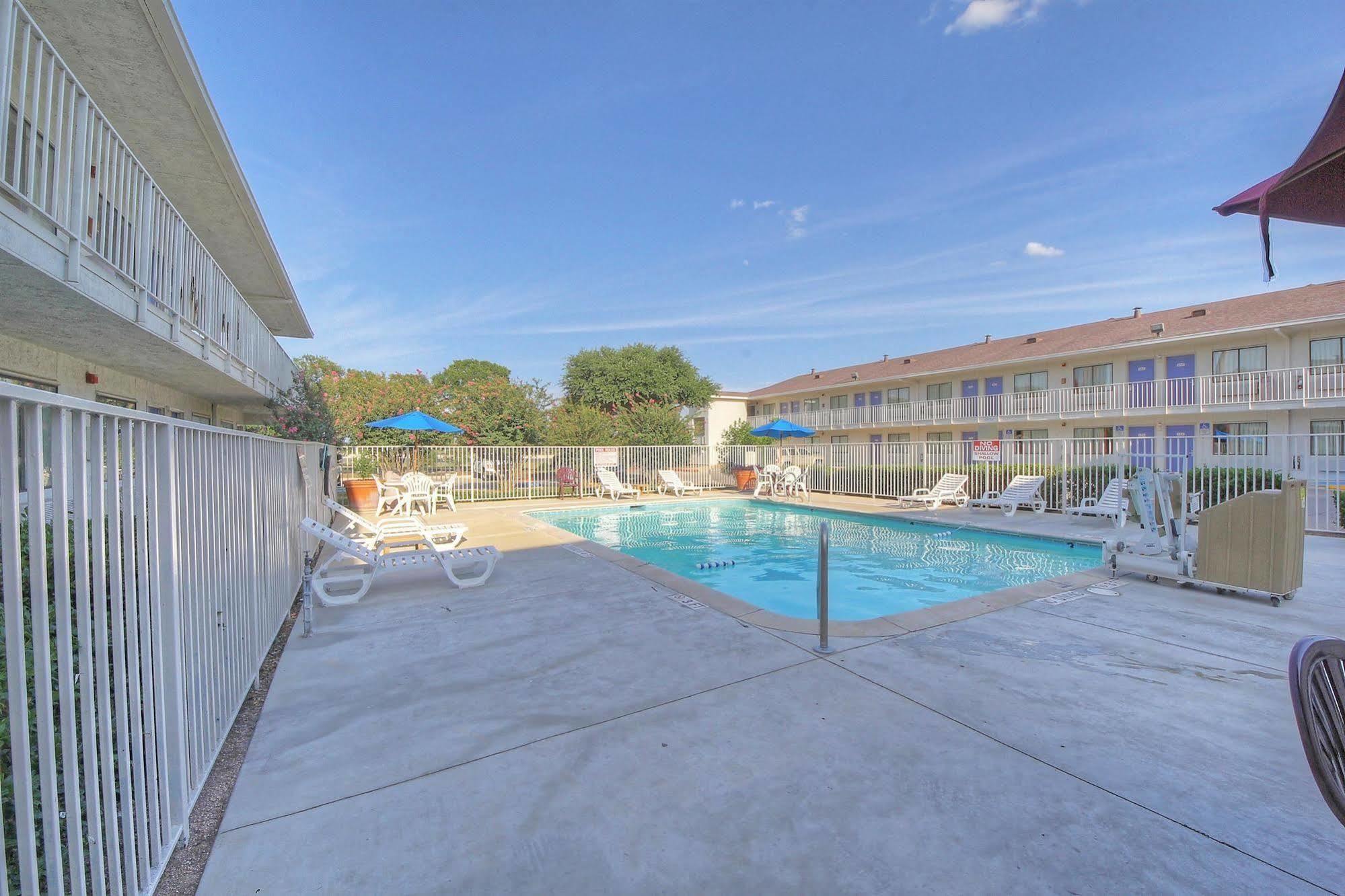 Motel 6 San Antonio, Tx Six Flags Fiesta Tx - La Cantera Area Exterior photo