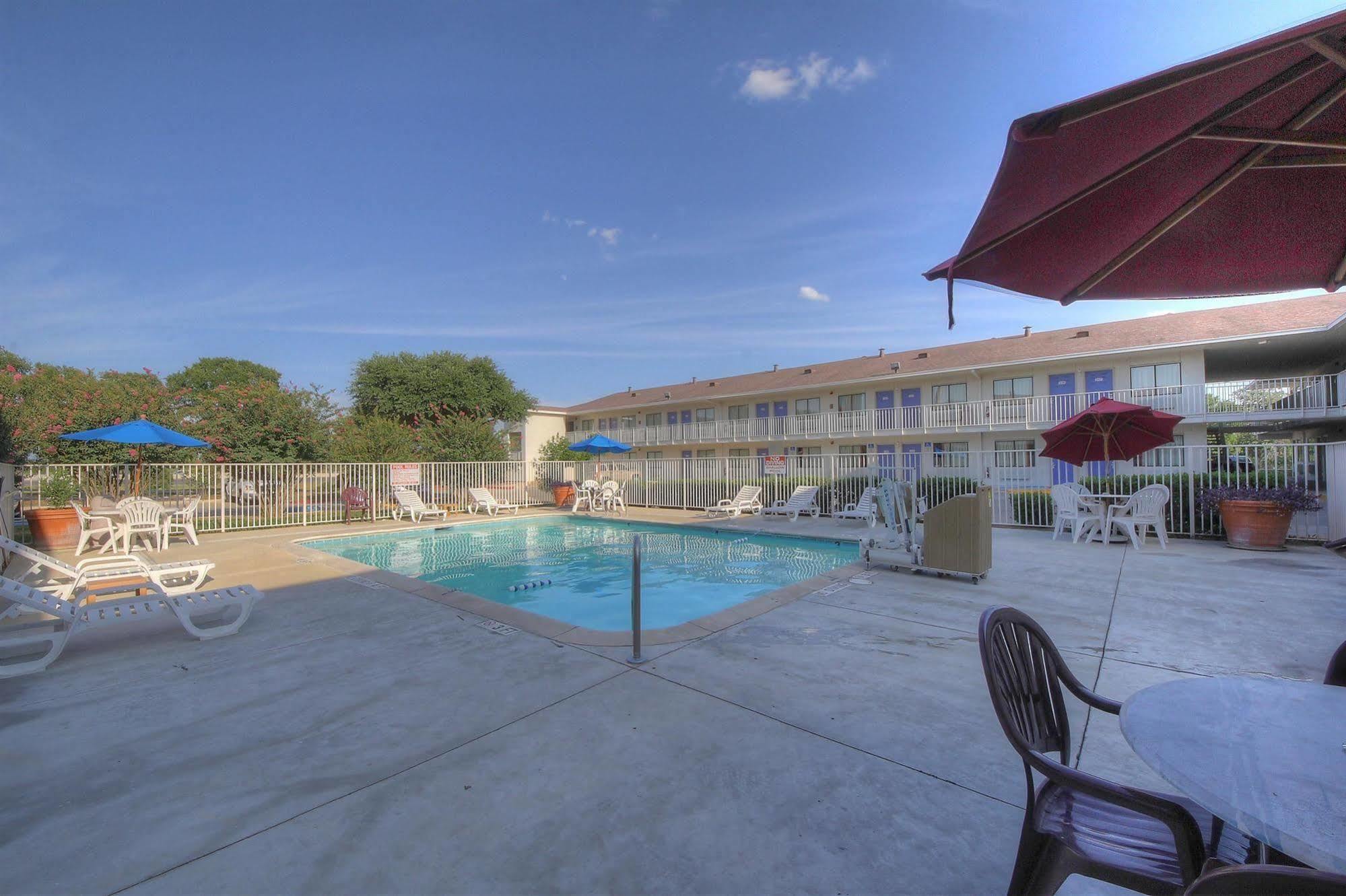 Motel 6 San Antonio, Tx Six Flags Fiesta Tx - La Cantera Area Exterior photo