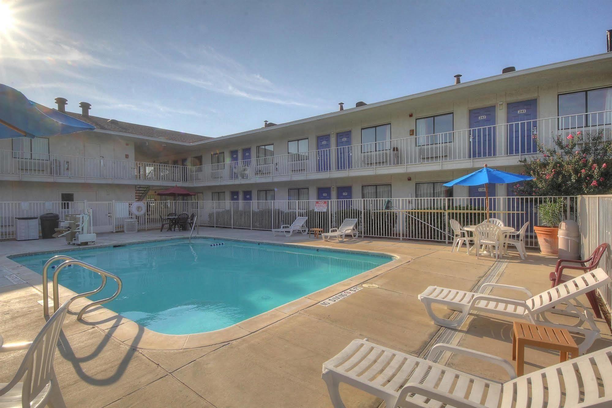 Motel 6 San Antonio, Tx Six Flags Fiesta Tx - La Cantera Area Exterior photo