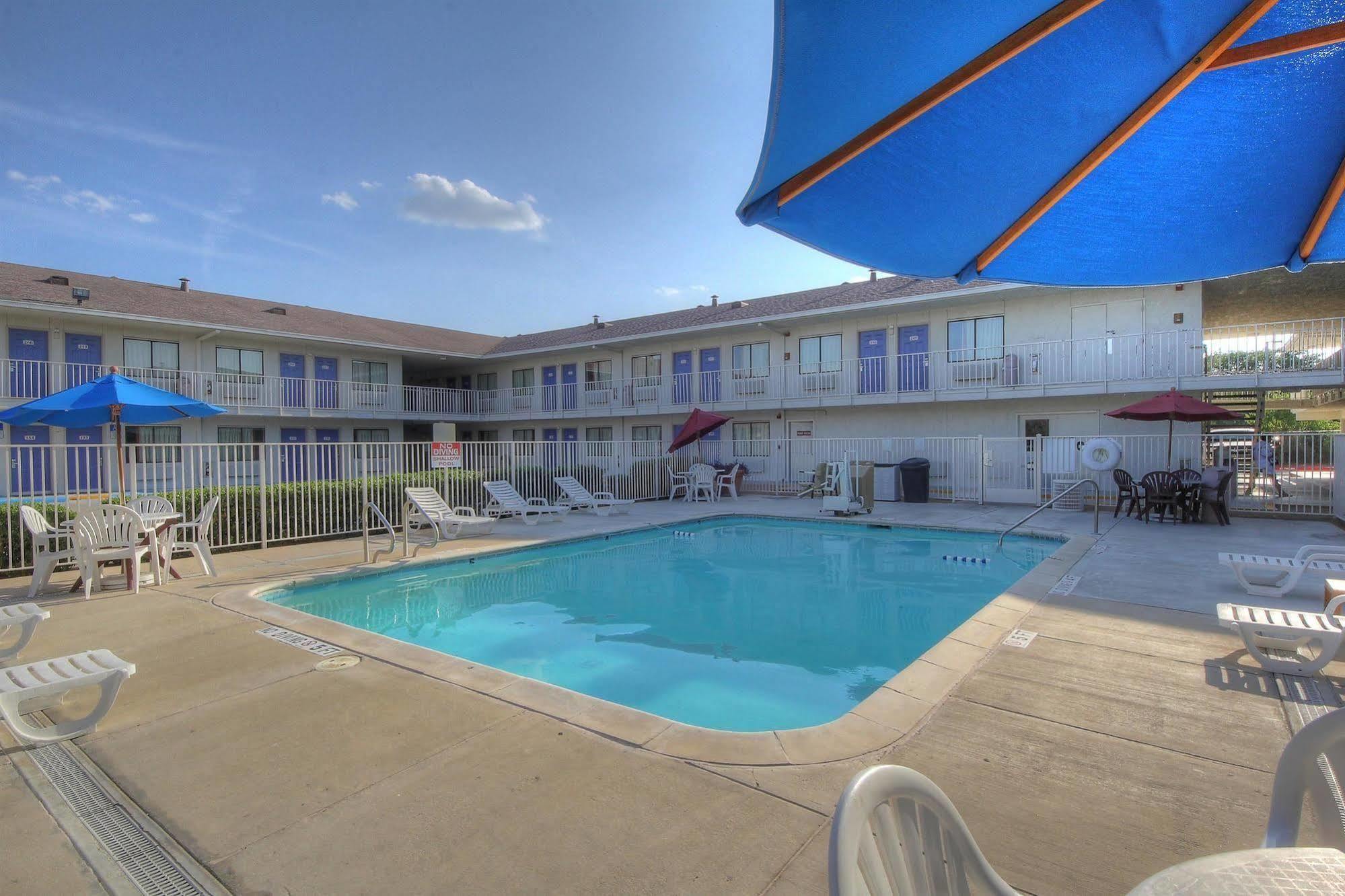 Motel 6 San Antonio, Tx Six Flags Fiesta Tx - La Cantera Area Exterior photo