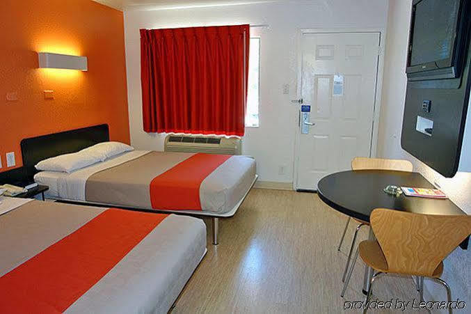 Motel 6 San Antonio, Tx Six Flags Fiesta Tx - La Cantera Area Exterior photo