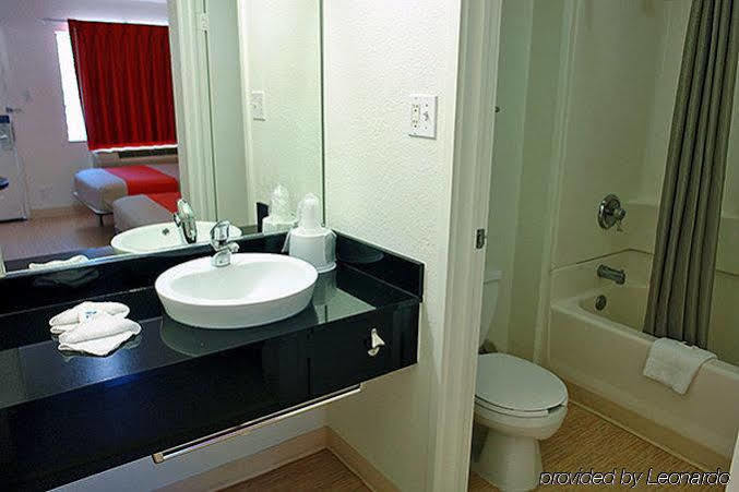Motel 6 San Antonio, Tx Six Flags Fiesta Tx - La Cantera Area Exterior photo