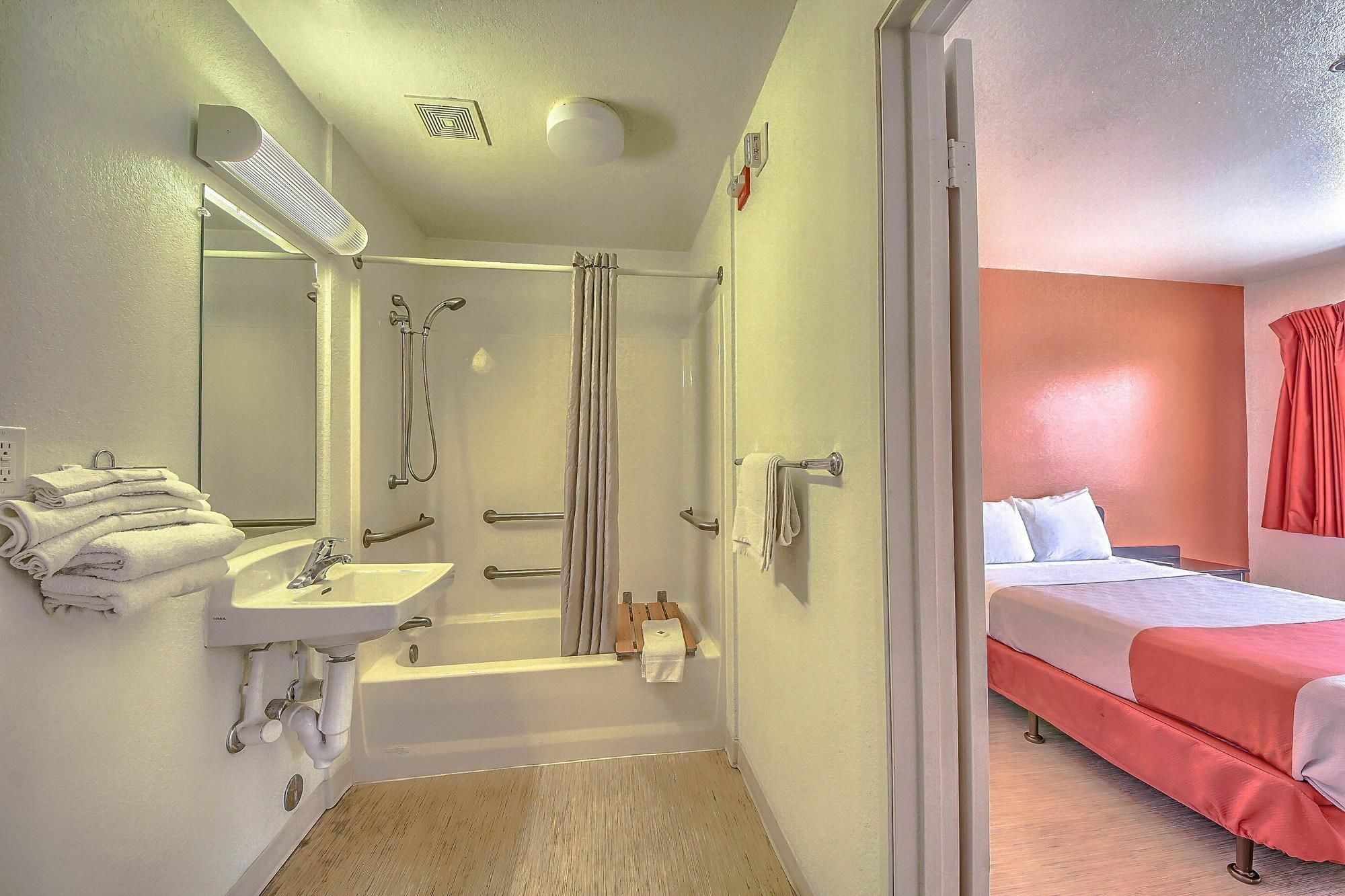 Motel 6 San Antonio, Tx Six Flags Fiesta Tx - La Cantera Area Exterior photo