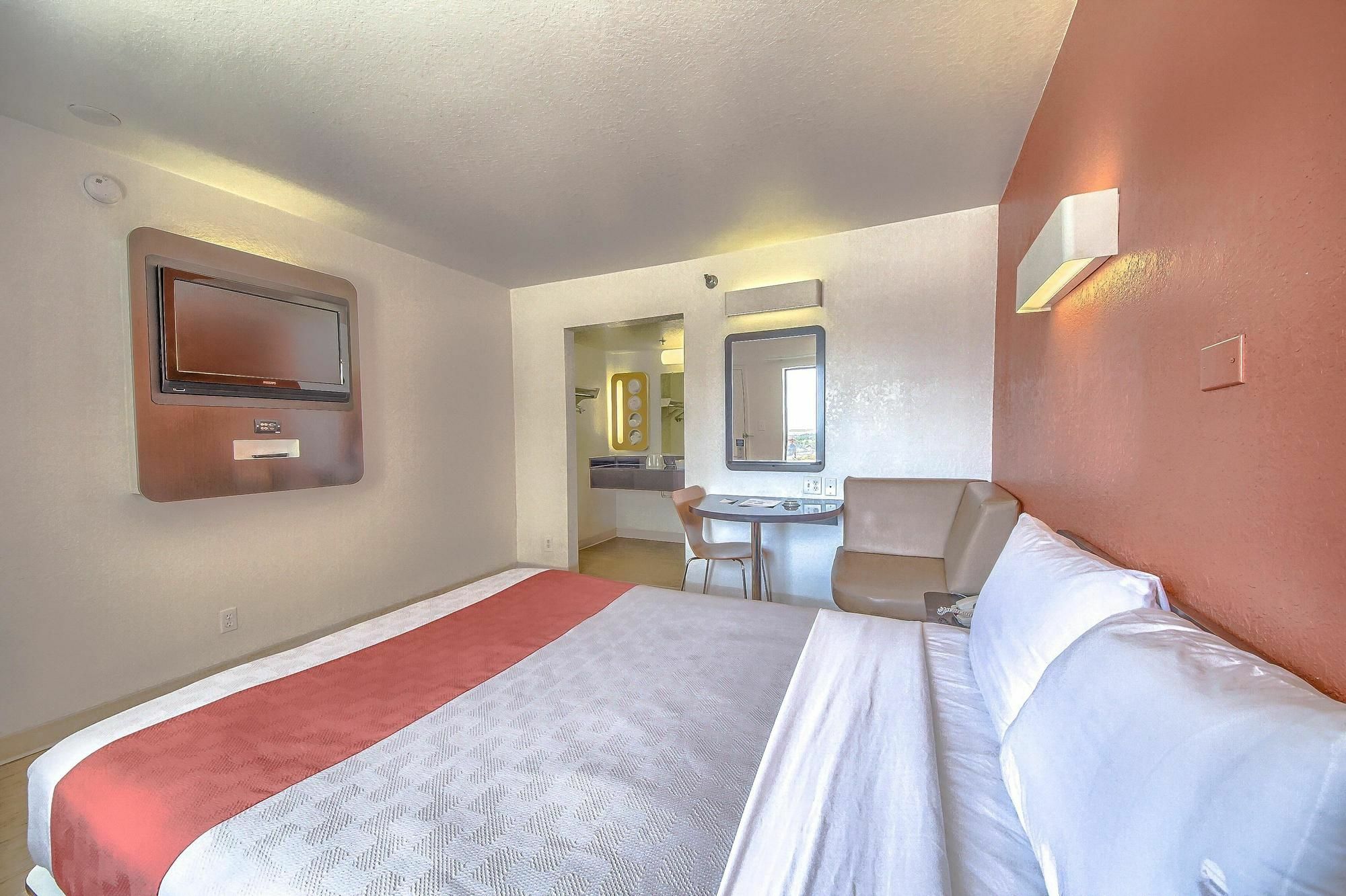 Motel 6 San Antonio, Tx Six Flags Fiesta Tx - La Cantera Area Exterior photo
